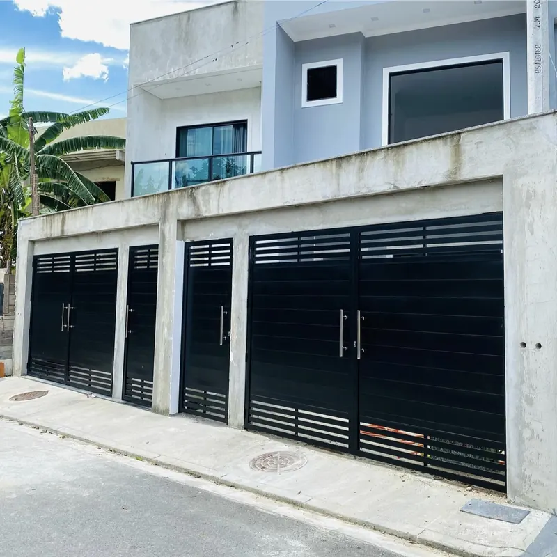 Fachada residencial com portões, esquadrias e guarda-corpo instalados pela Art Design