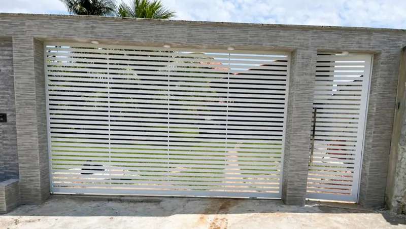 Portão branco de alumínio instalado pela Art Design