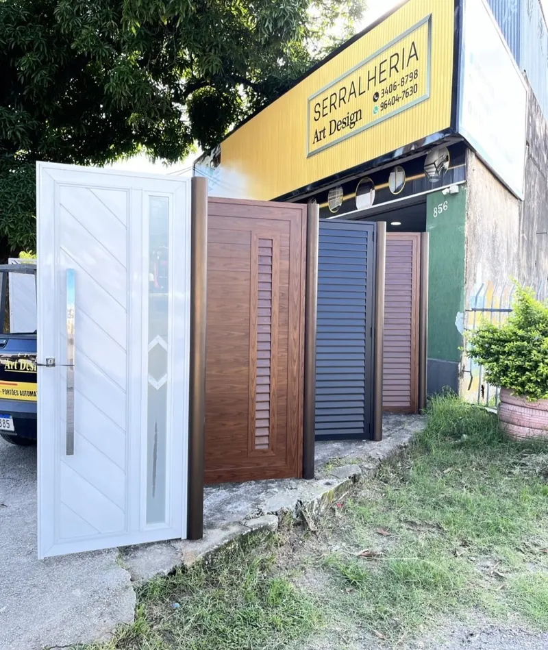 Modelos de portas de alumínio no mostruário da Art Design